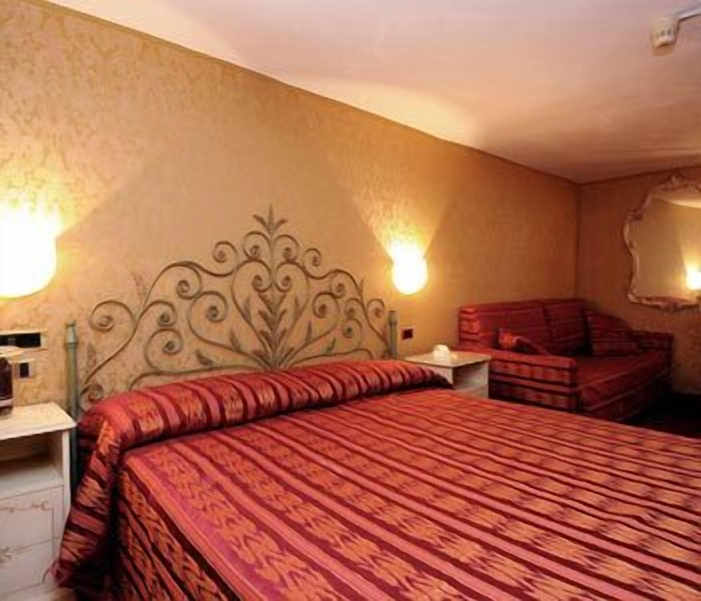 ROOM, QUADRUPLE