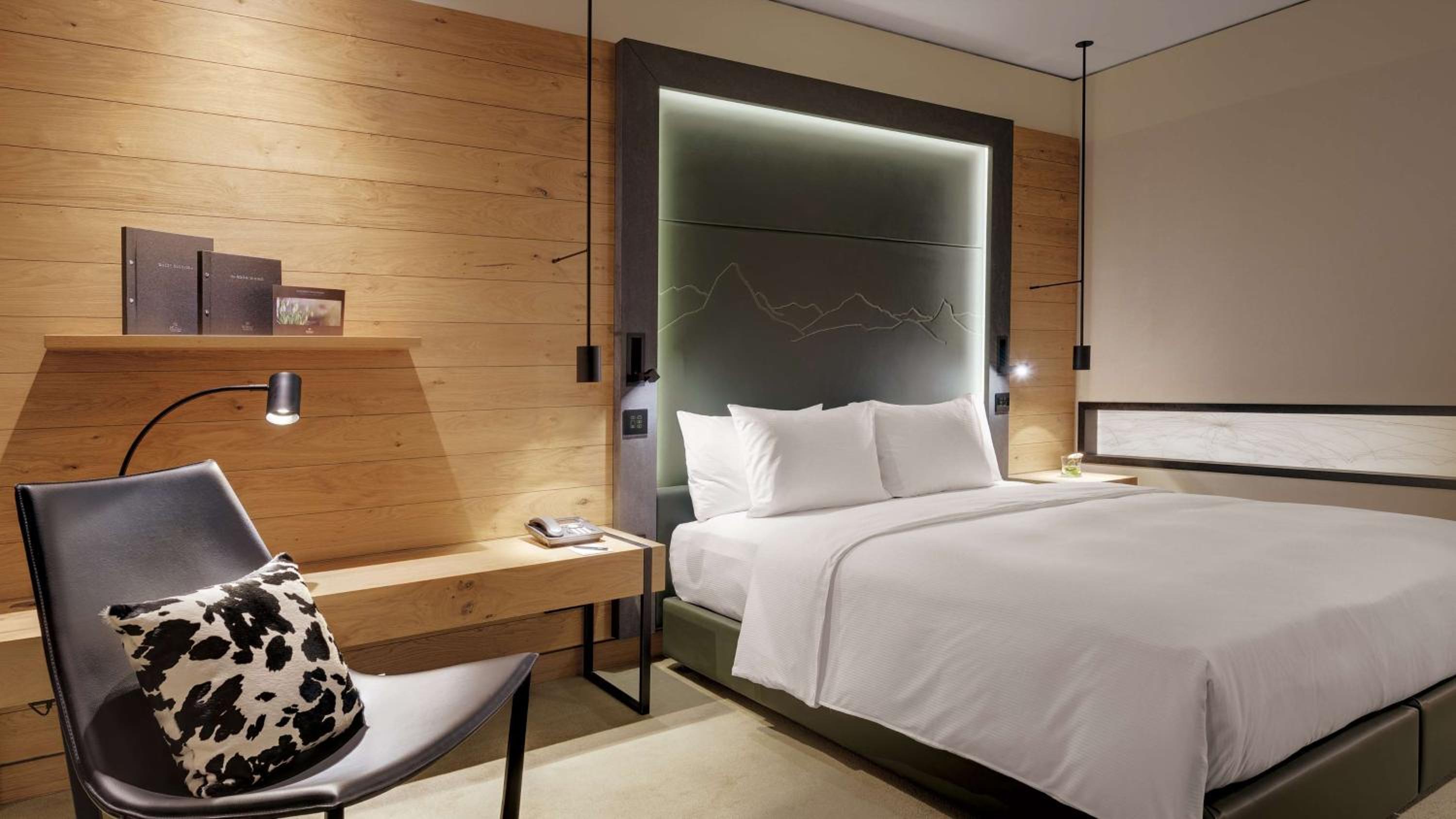 Deluxe, King Bed, Airport View