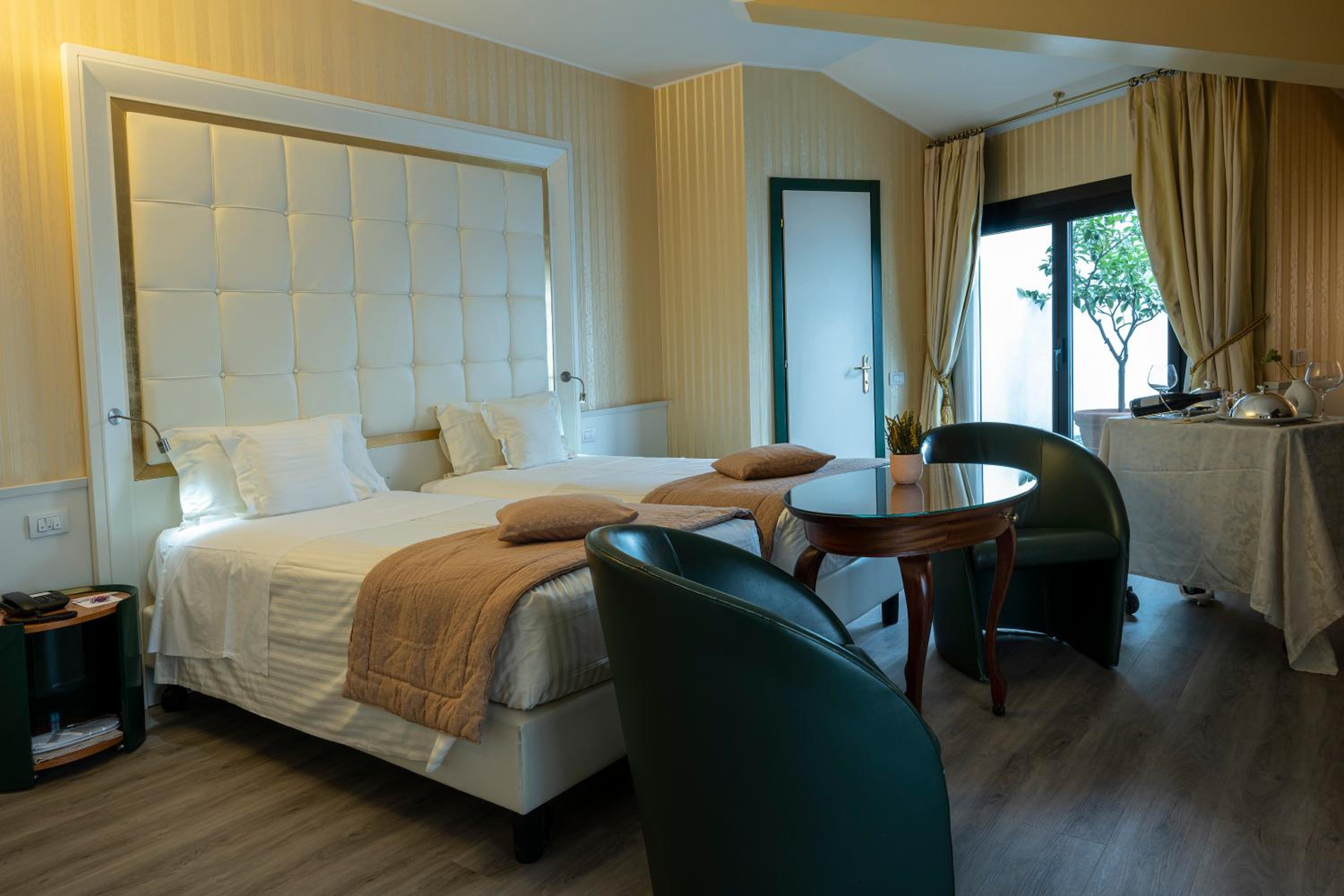Comfy, Lodge, Queen Bed