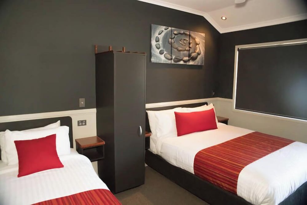 THE ROCKS MOTEL 24/55