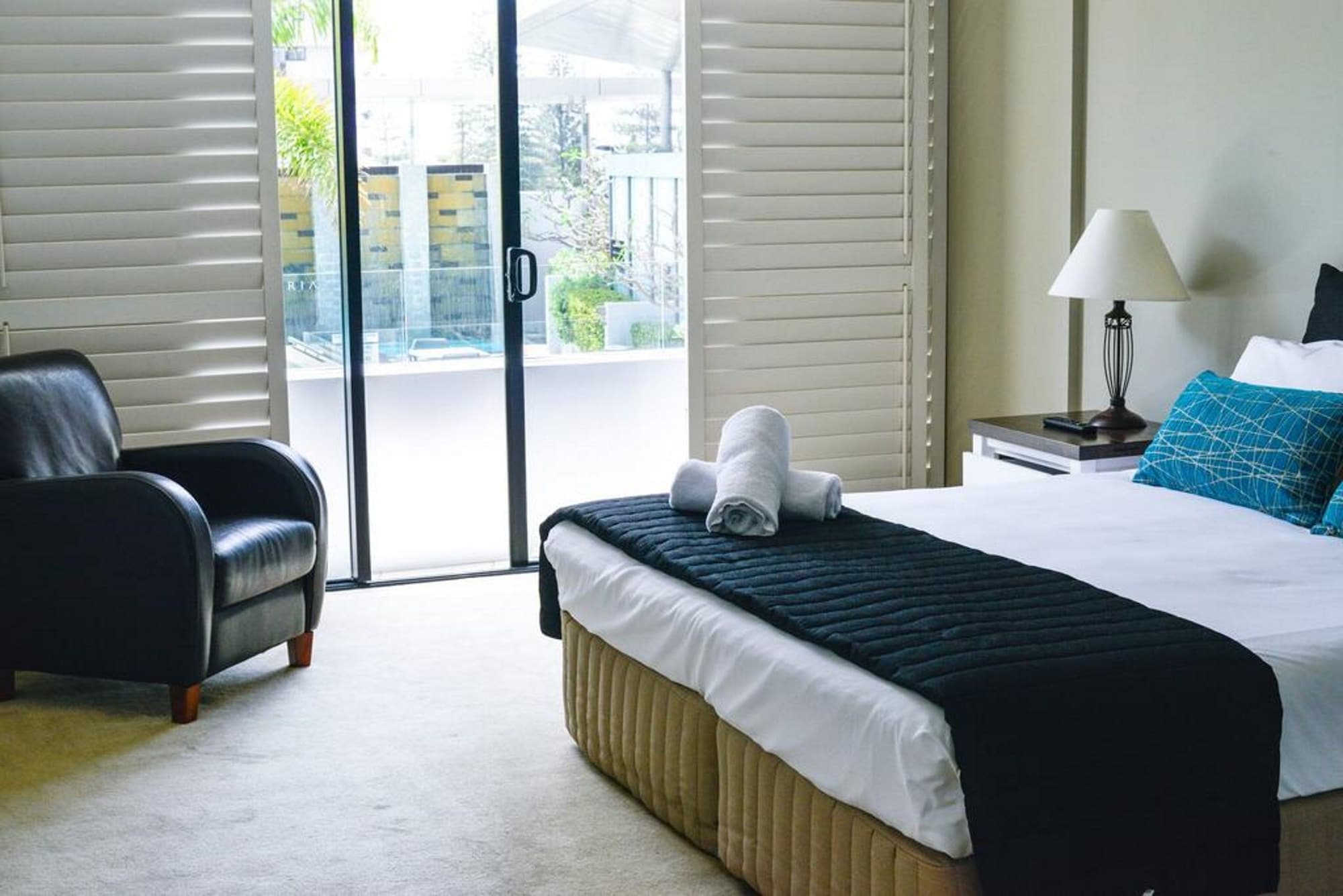 2 Bedrooms, King and Twin Beds, Pool View, 2 Bathrooms