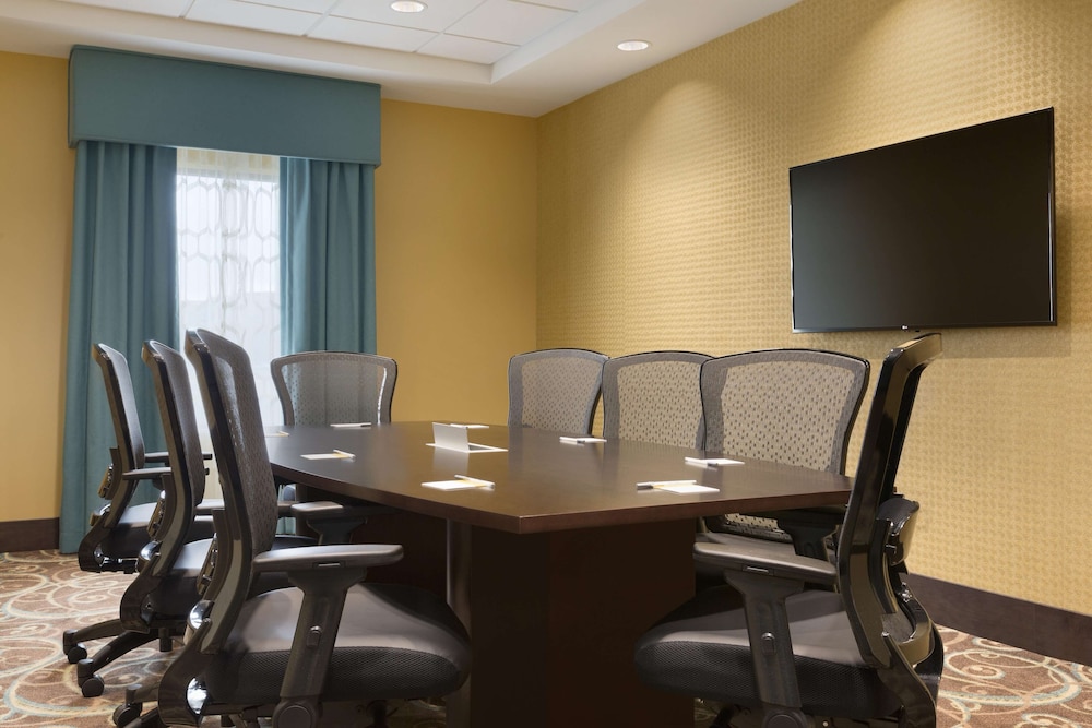 Hampton Inn and Suites Niles Warren OH 64/77