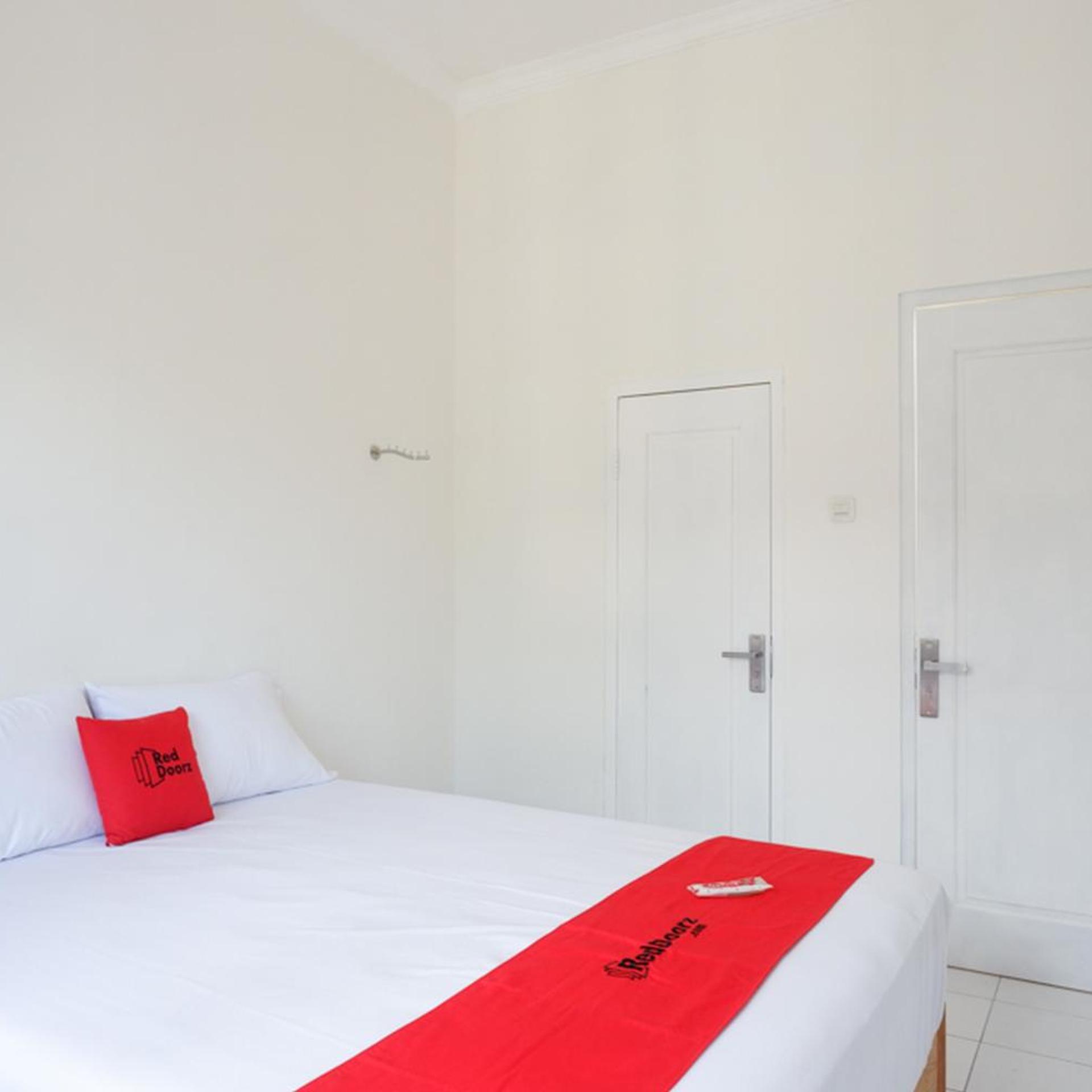 RedDoorz Plus near UMS Solo 17/50