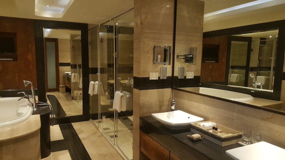 Vivanta Hyderabad, Begumpet 33/55