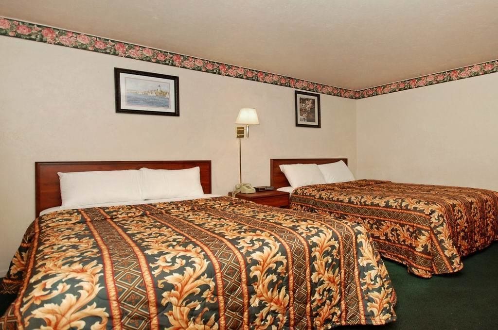 STANDARD, 2 QUEEN BEDS