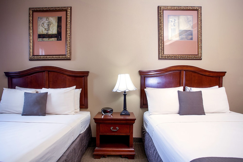 Room, 2 Queen Beds, City View