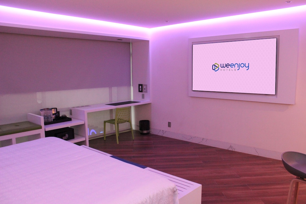 Wow, Suite, King Bed
