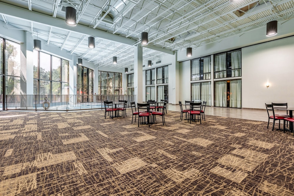 Red Roof Inn Plus and Suites Houston IAH Airport SW 21/34