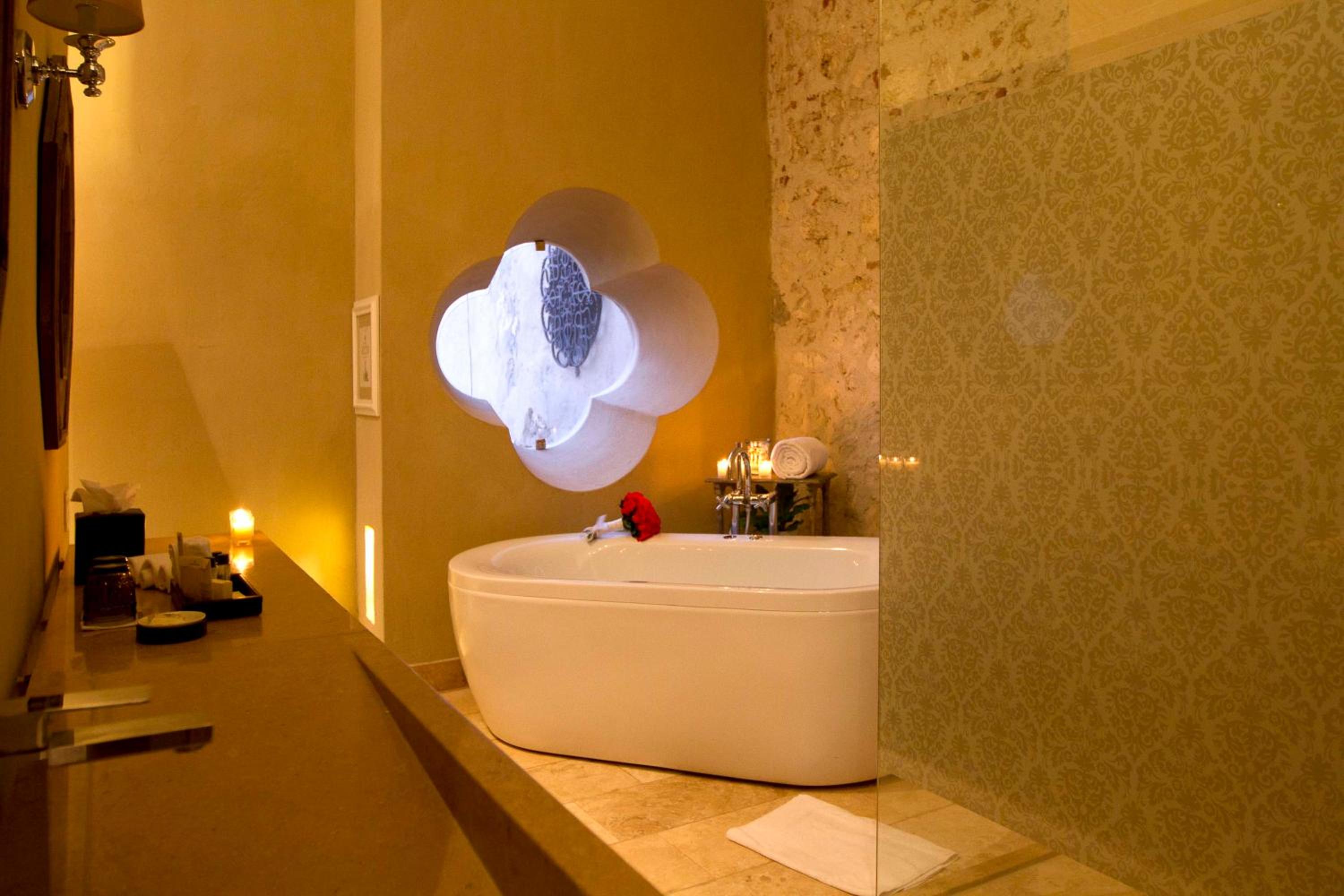 جناح بسرير كوين، Bastion Luxury Hotel 6/6