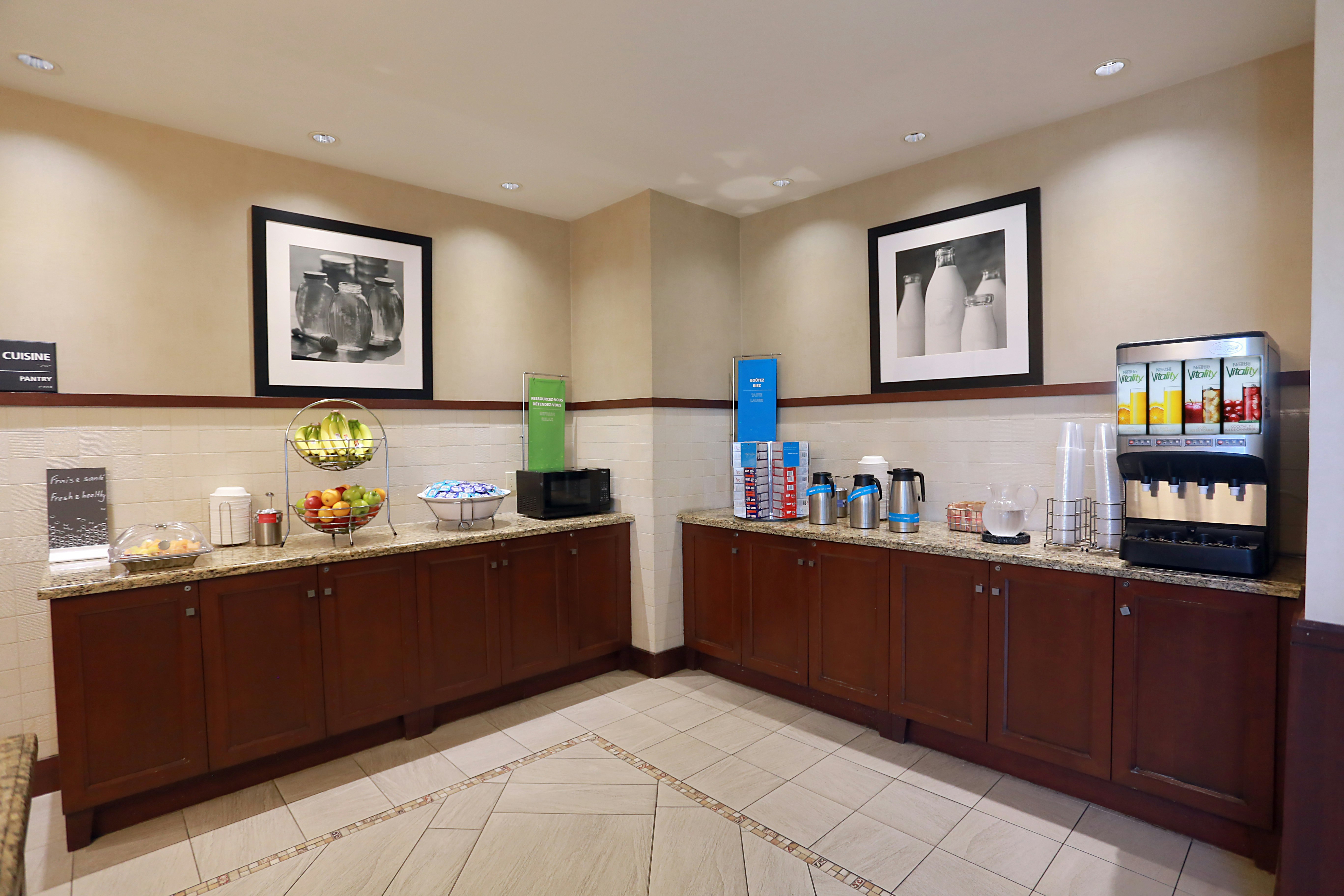 Hampton Inn and Suites by Hilton Laval 12/71