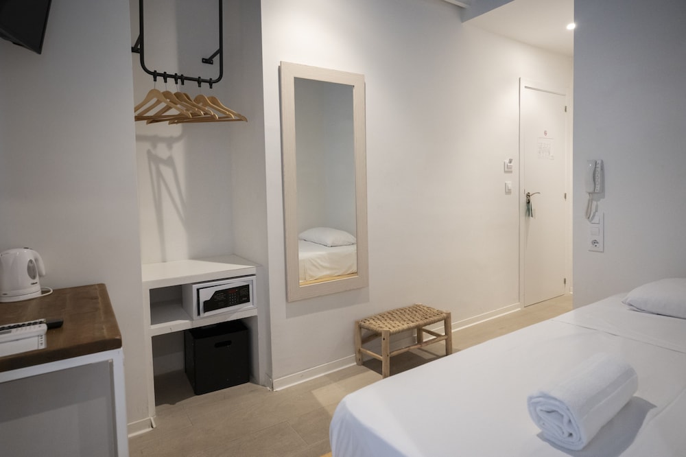 ROOM, SINGLE