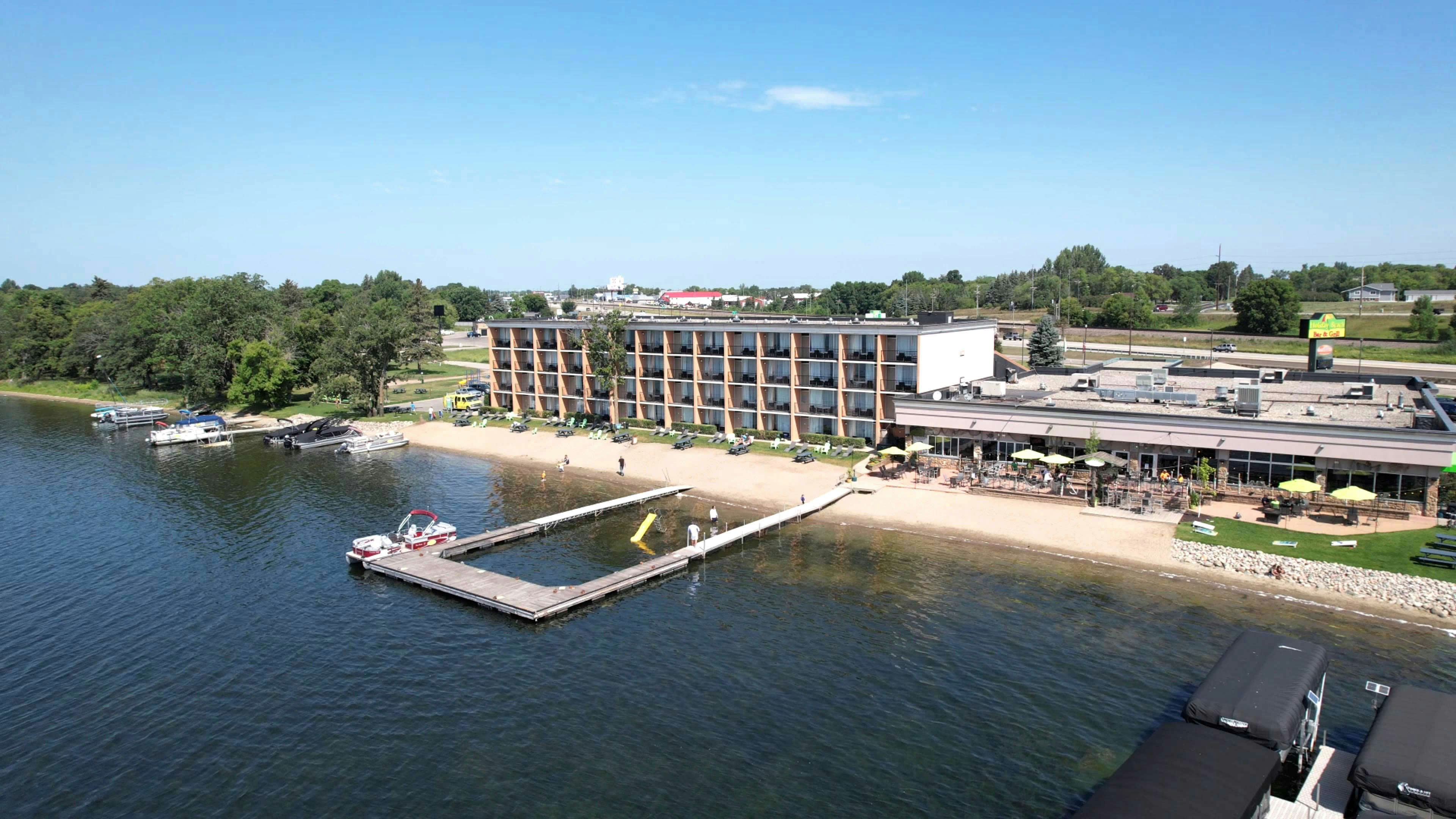 Holiday Inn Detroit Lakes 64/67