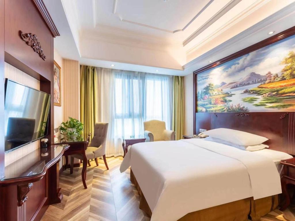 Vienna International Hotel (Shaoxing East Station Wanda) 23/38