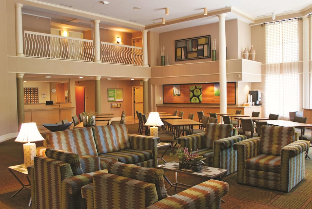La Quinta Inn & Suites by Wyndham Houston Bush IAH South 32/46