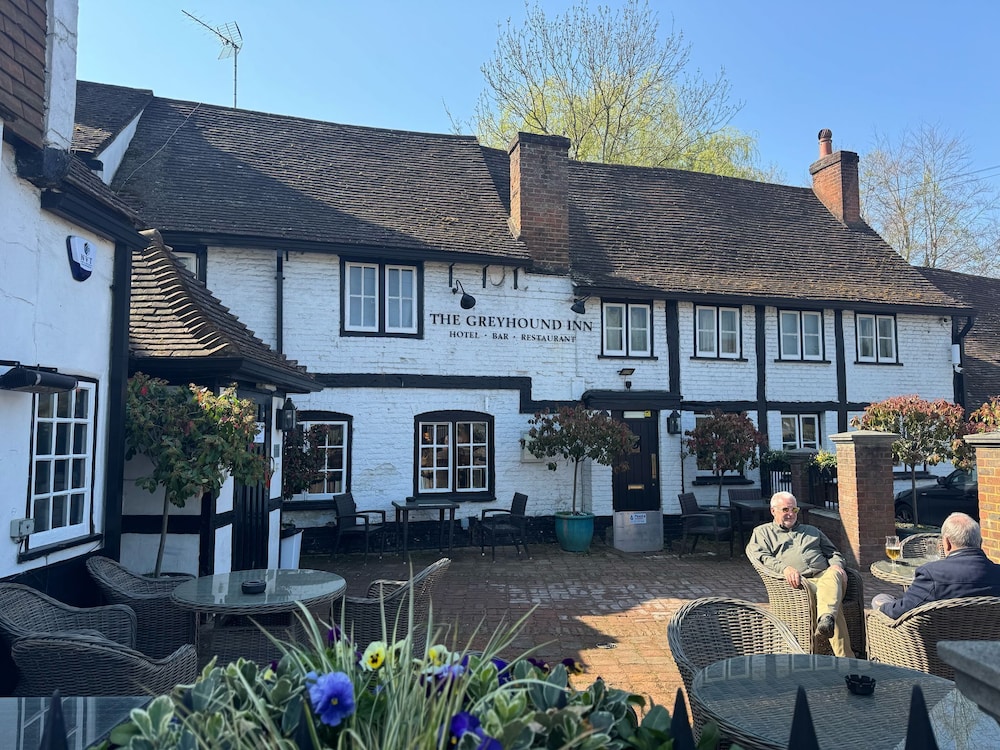 OYO The Greyhound Inn 27/30