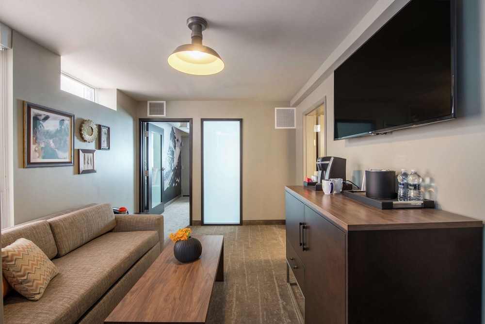 Hotel Saranac Curio Collection By Hilton 32/63