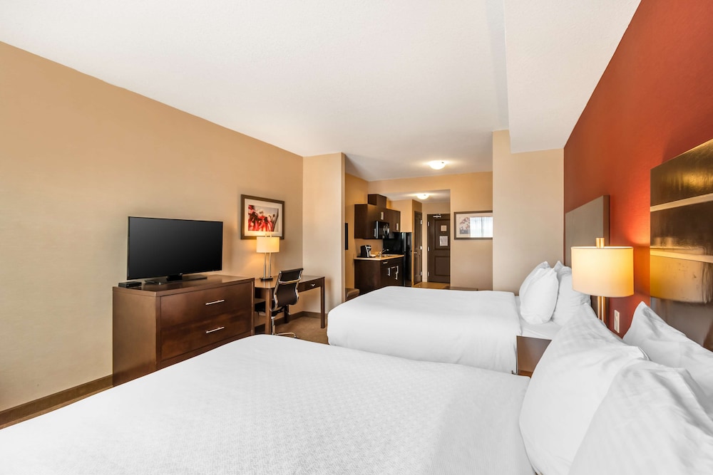 غرفة قياسية بسريرين كوين بمطبخ صغير، Best Western Plus Kindersley Hotel 2/3