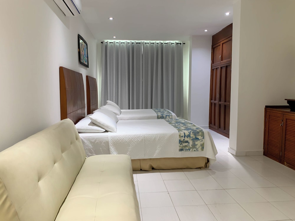 غرفة عائلية بسريرين مزدوجين مع أريكة، Coral Reef Hotel 3/10