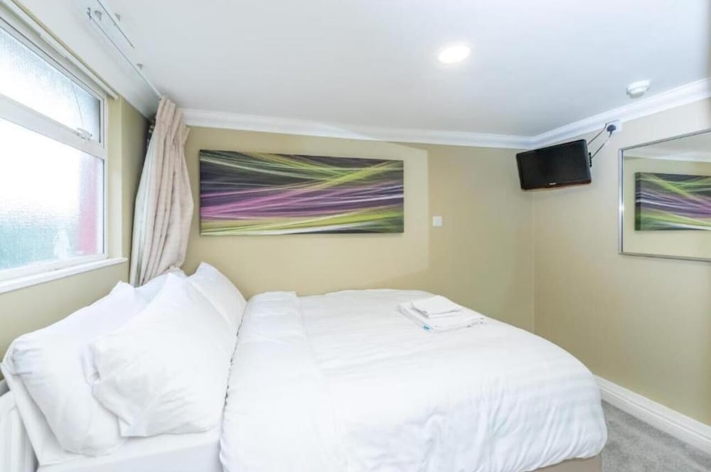 Uno Hotel Heathrow Windsor 6/28