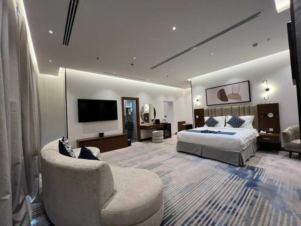 ROYAL, SUITE