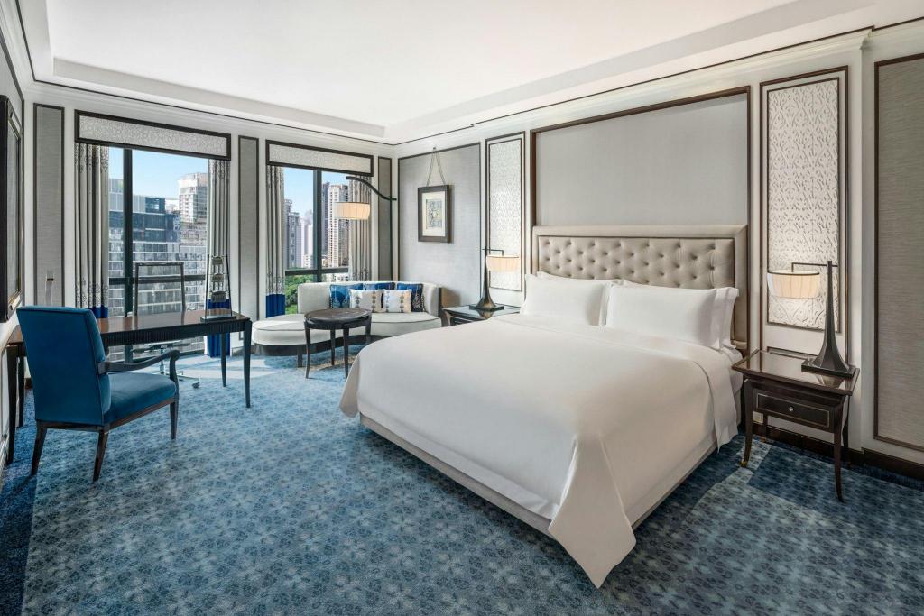 Royal, Guest Room, King Bed, Club Lounge Access, Club Level
