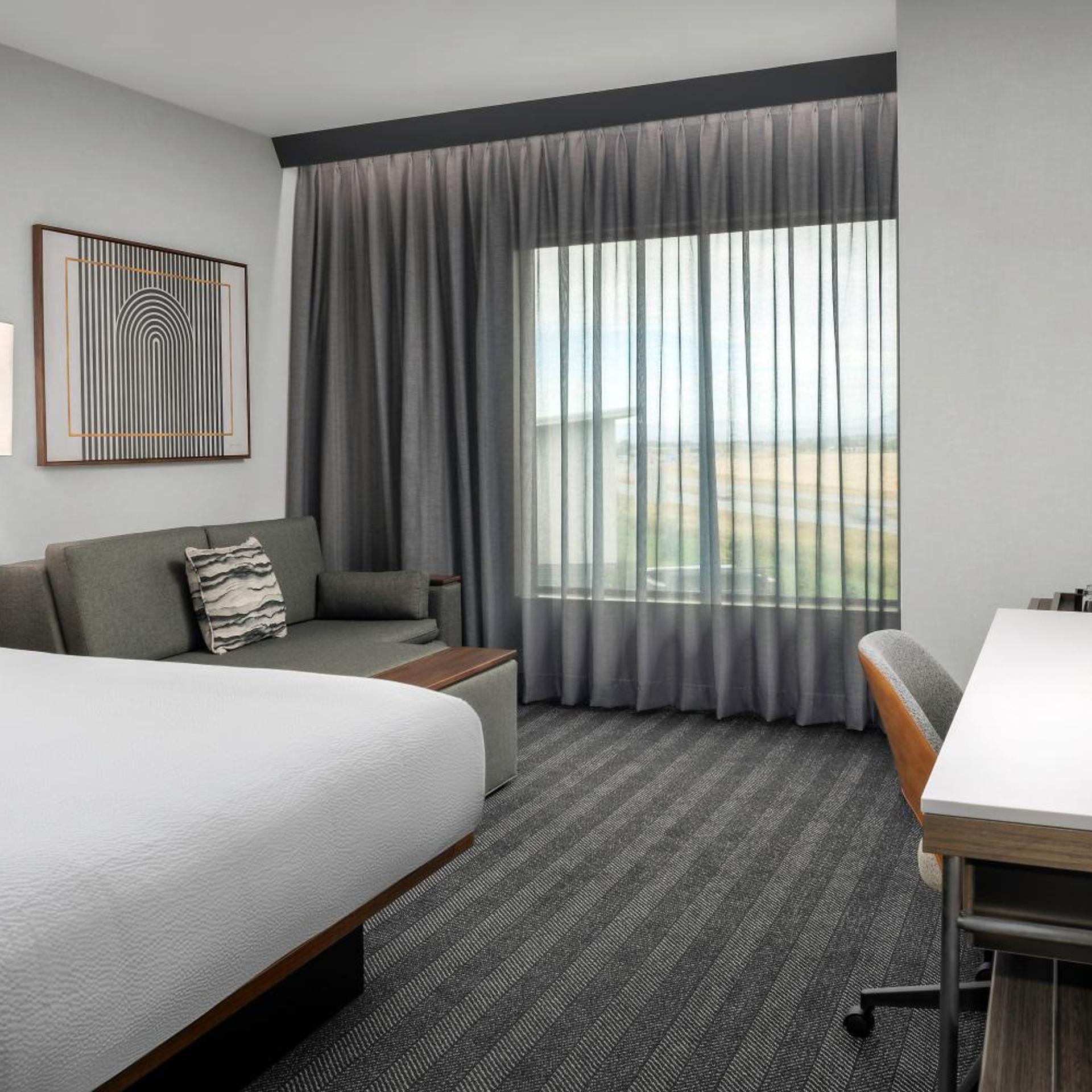 غرفة قياسية بسرير كينج مع أريكة بحوض استحمام لذوي الإعاقة، Courtyard by Marriott Bozeman 4/8