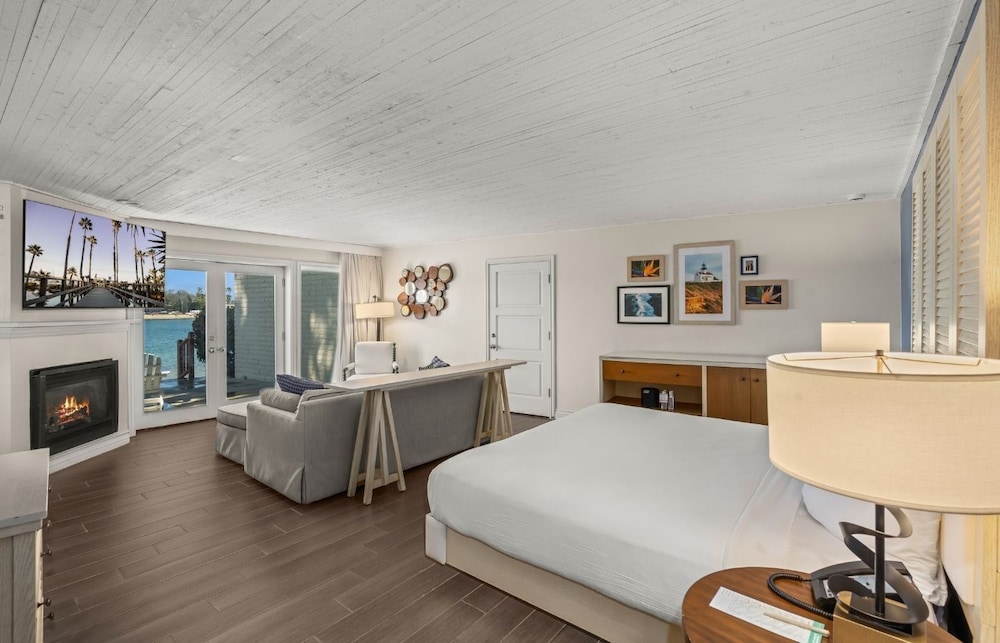 Suite, King Bed, Bay Side