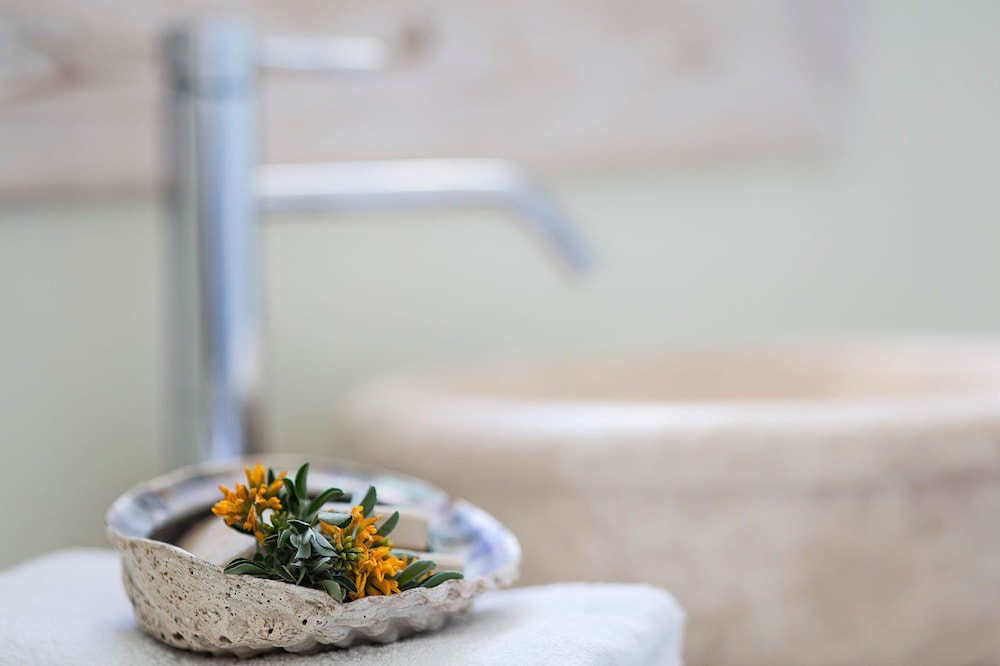ATHERMI SUITES 44/74