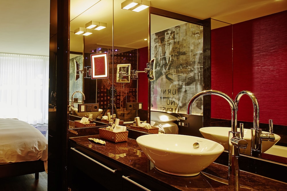 Savoy Hotel 32/33