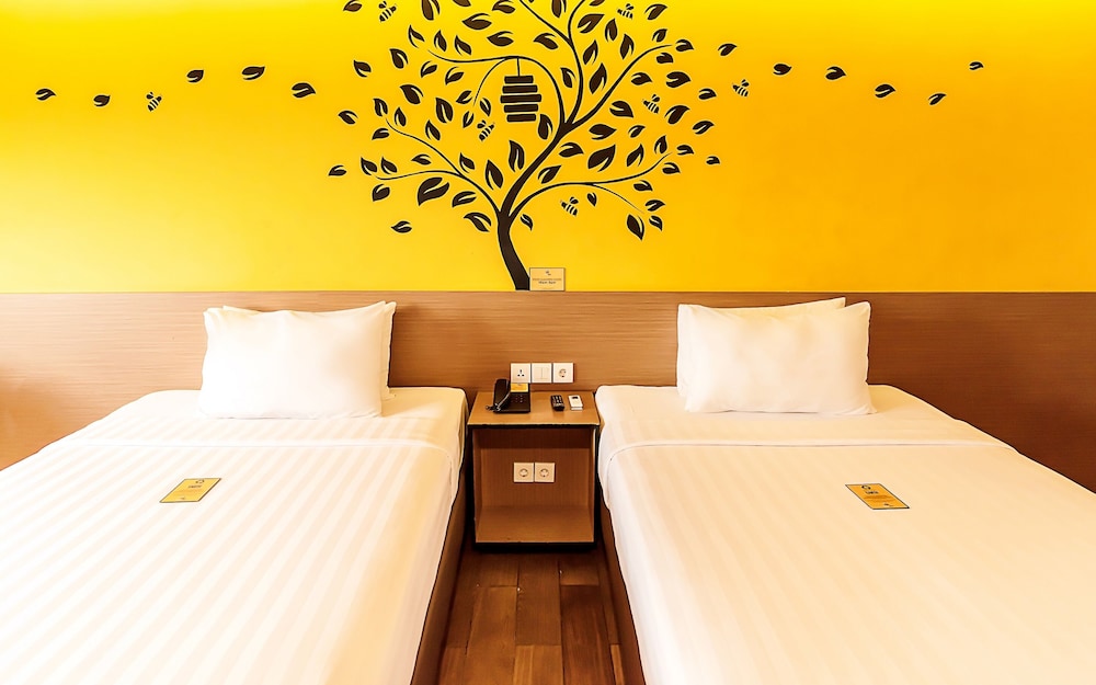 Yellow Bee Hotel 13/68