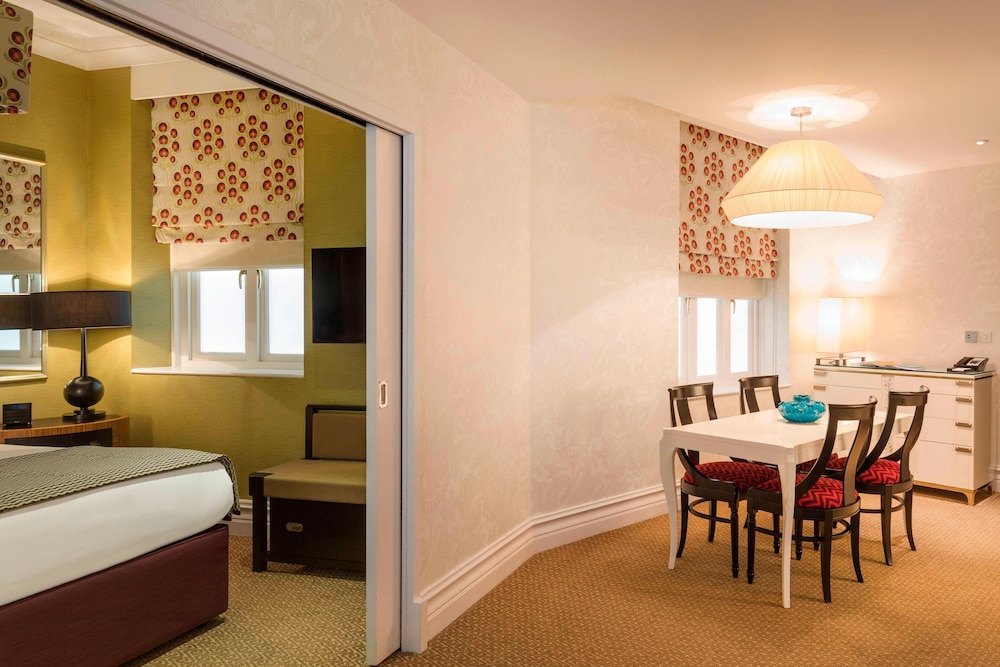 ST ERMINS HOTEL 22/41