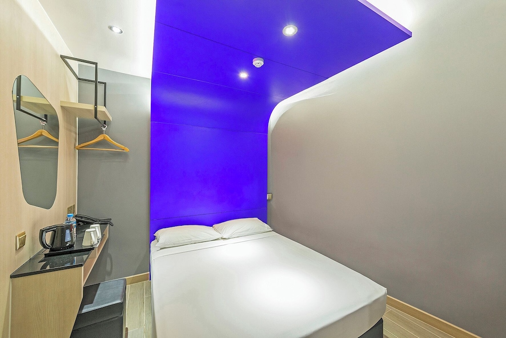 Standard, Queen Bed