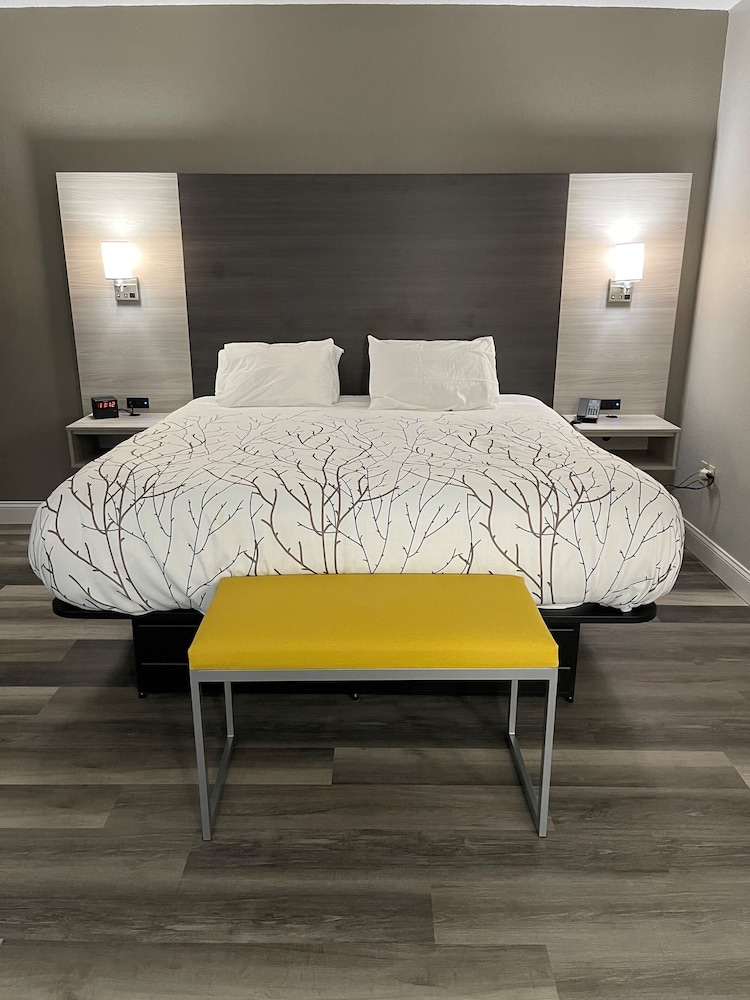 HomeTown Inn and Suites Belle Plaine 27/65