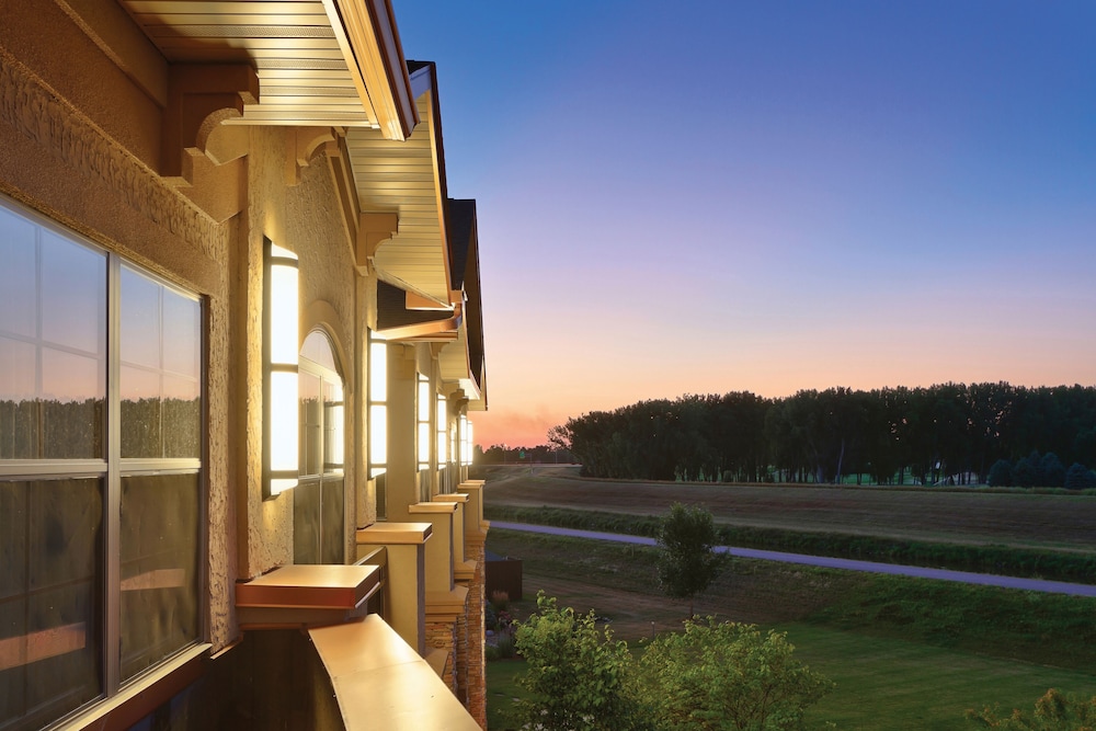 Clubhouse Hotel Suites Sioux Falls 66/67