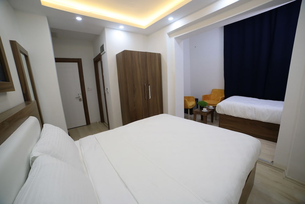family suite, multiple beds