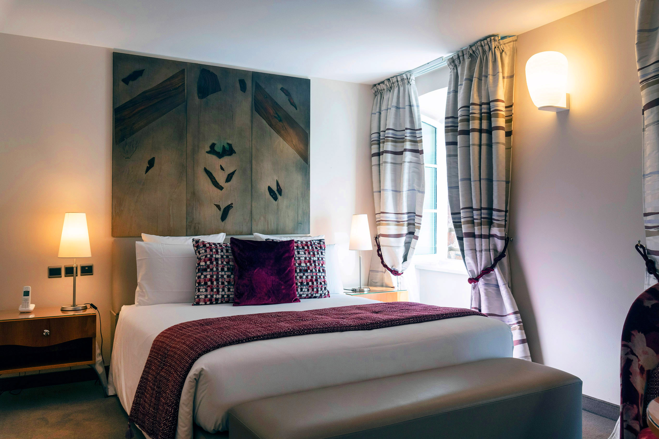 Classic, Queen Bed, Old Town View