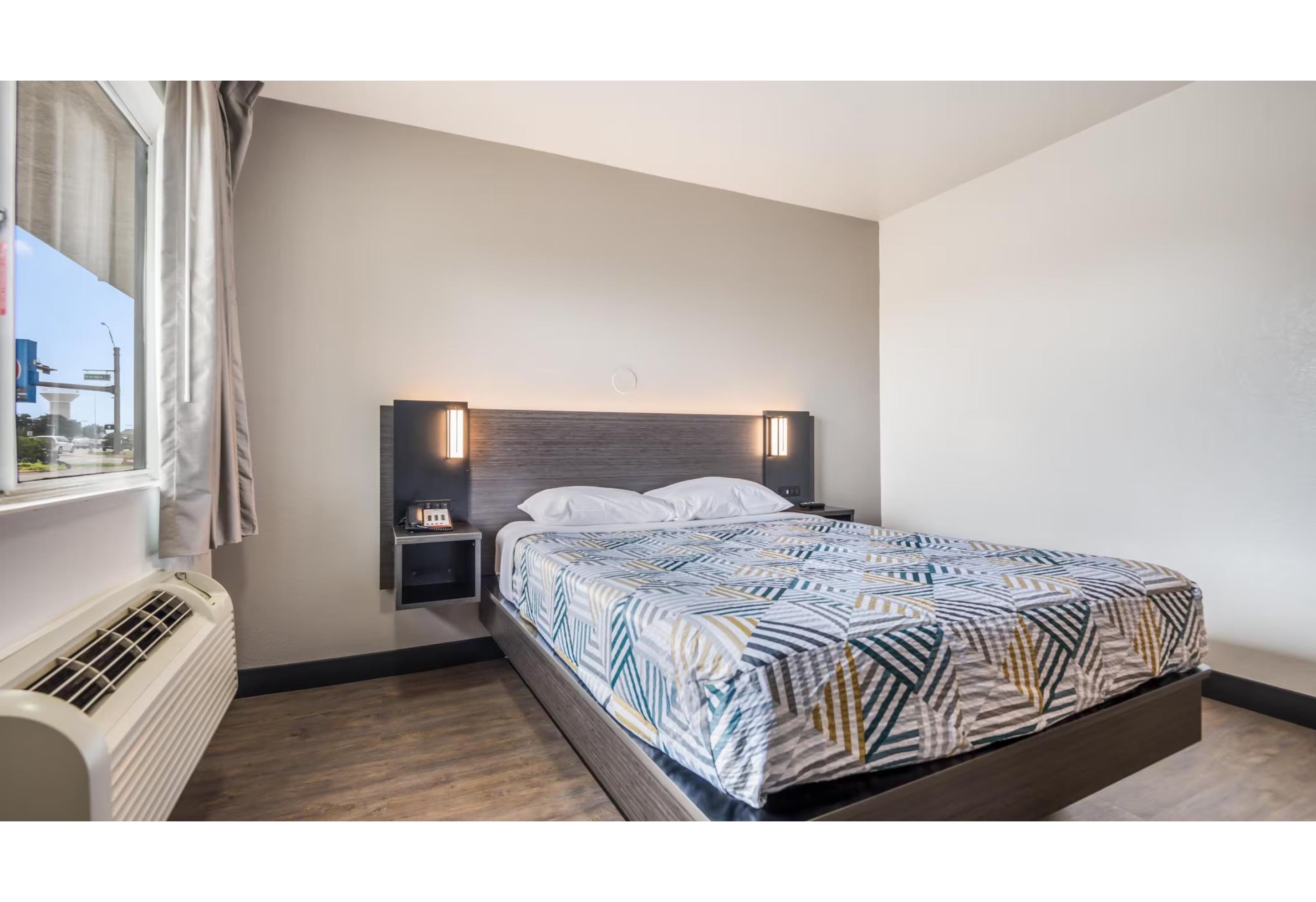 1 Queen Bed - Micfridge - Smoking