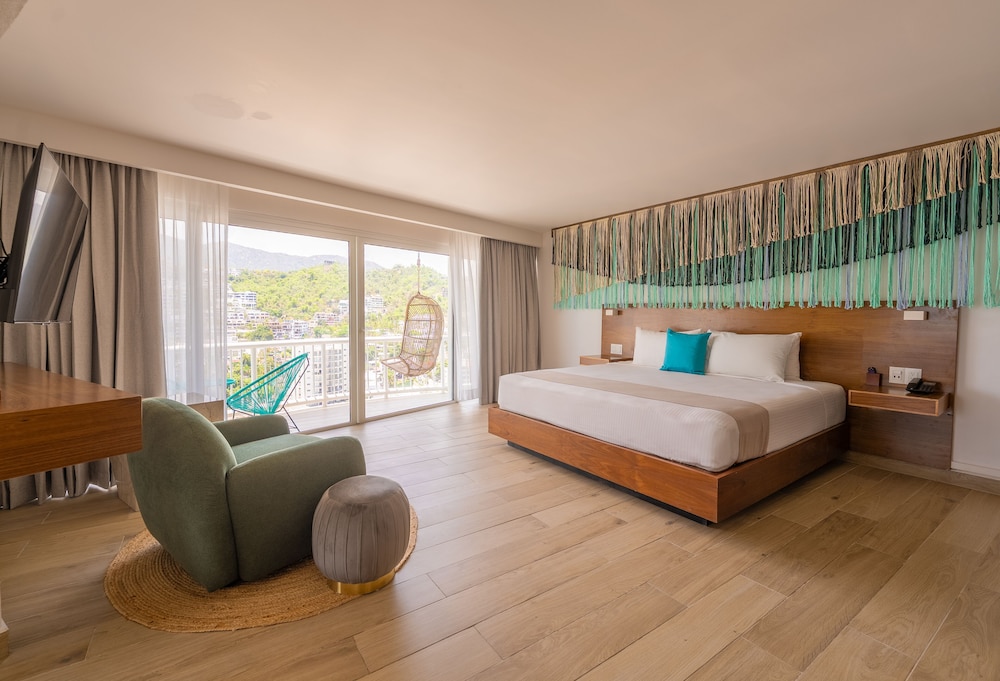 جناح ملكي بسرير كينج بإطلالة جزئية على البحر، Hotel Amares Acapulco 2/10