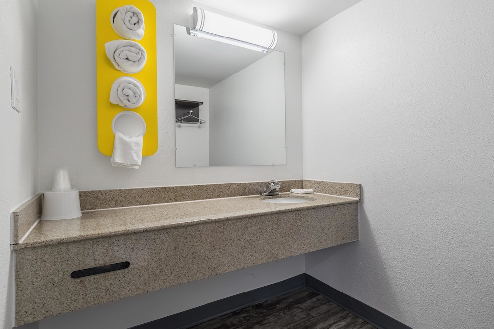 غرفة قياسية بسرير كينج، Motel6 Barstow, CA - Route 66 10/10