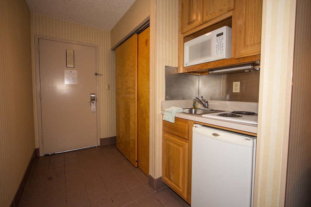 Red Roof Inn & Suites Newport News 21/48