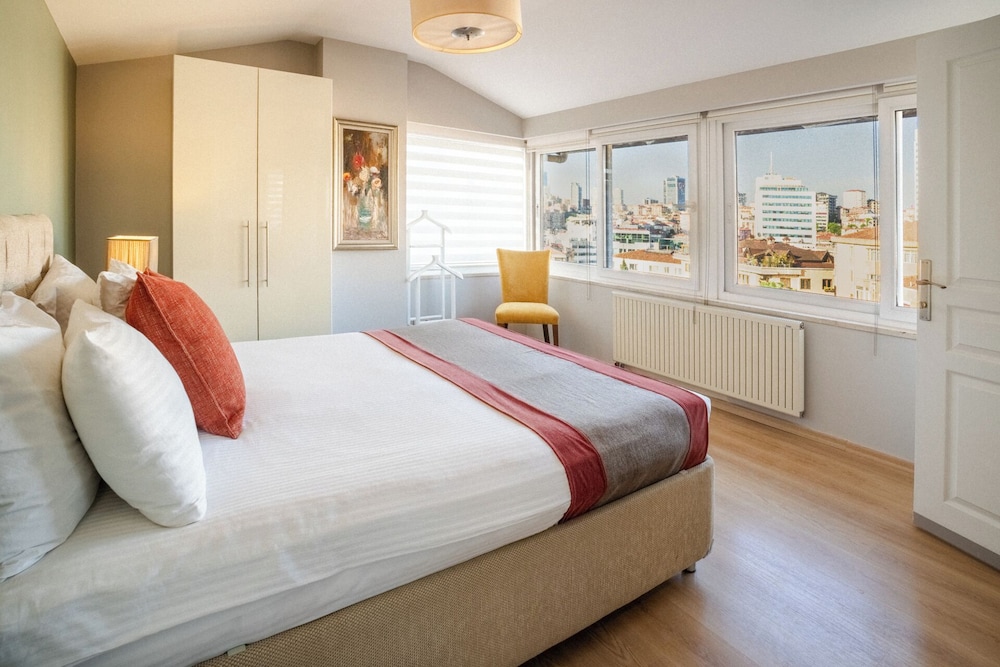 2 BEDROOMS, DUPLEX, CITY VIEW