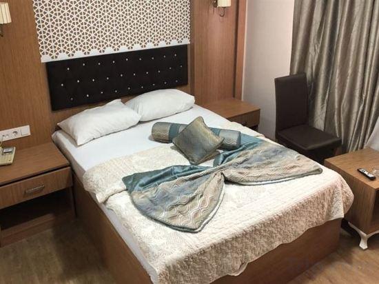 Hotel Grand Milan 6/12