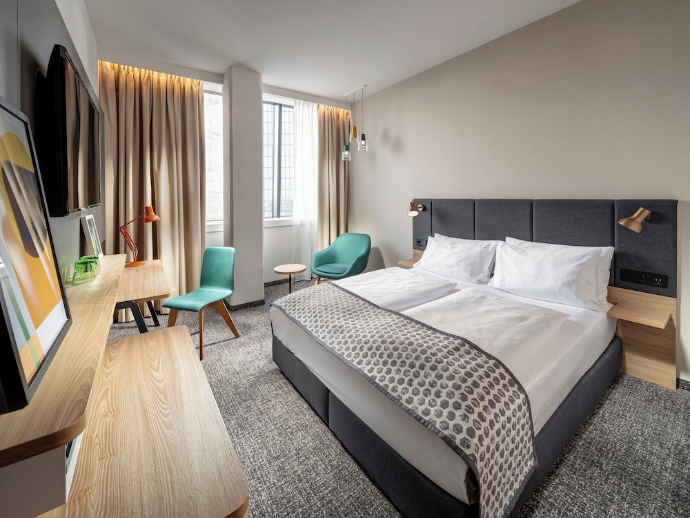 STANDARD, QUEEN BED