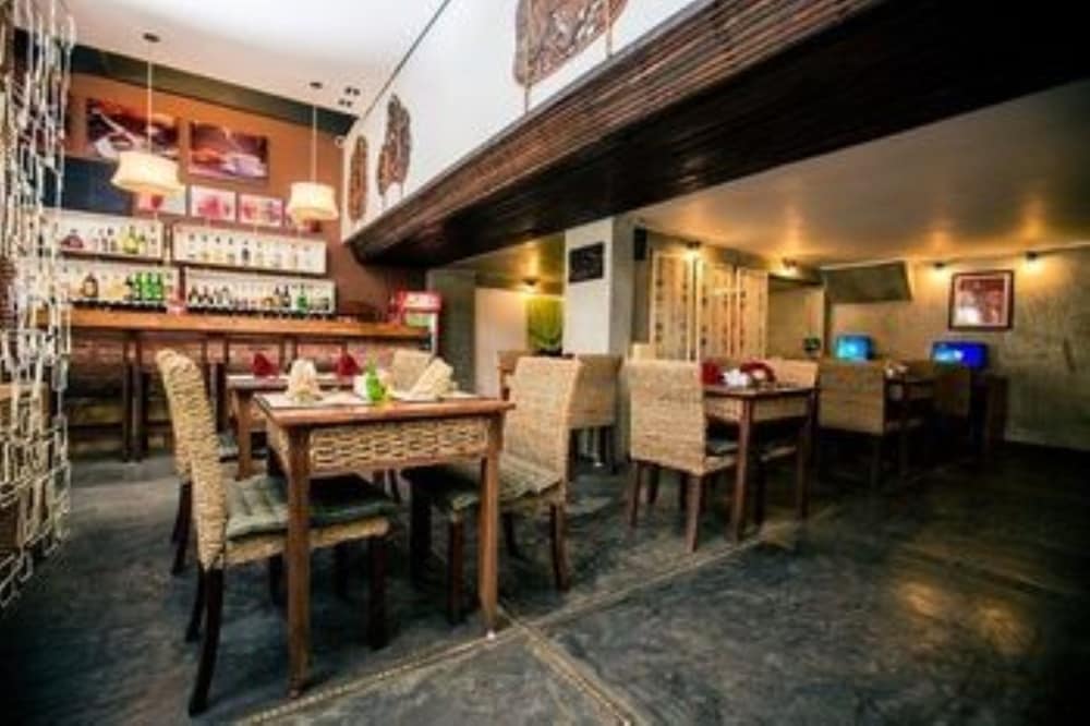 Monsoon Riverside Hotel 29/31