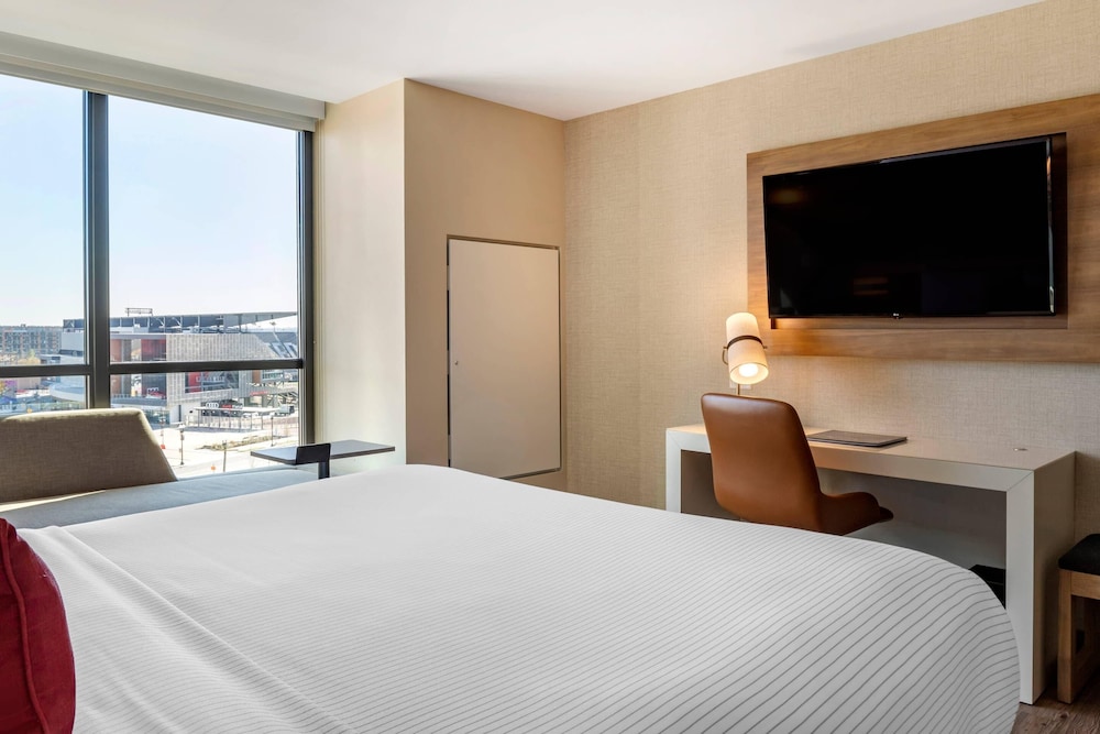 DELUXE, KING BED, ACCESSIBLE