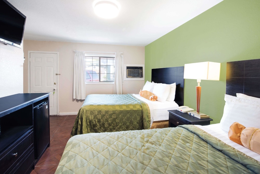 Executive Inn and Kitchenette Suites 8/34