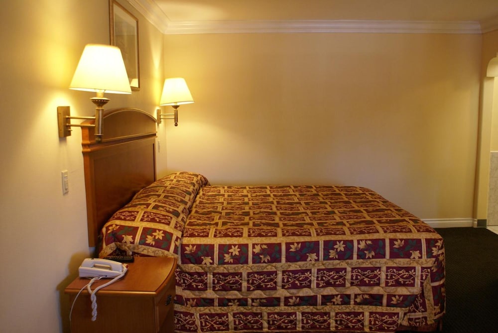 Colony Inn Buena Park 14/64