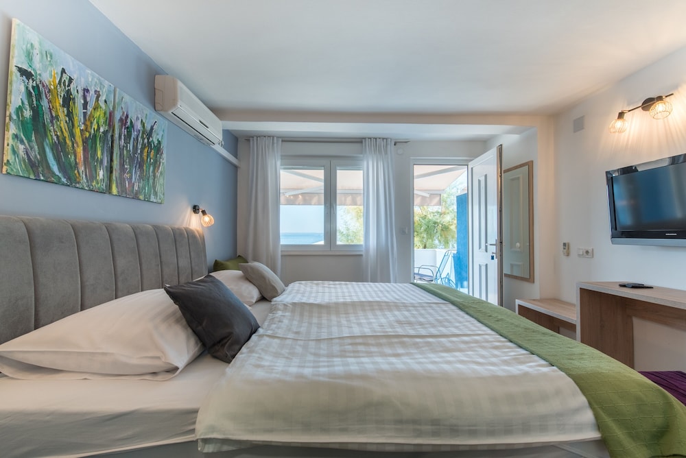 PANORAMIC, STUDIO, BEACH FRONT, SEA VIEW