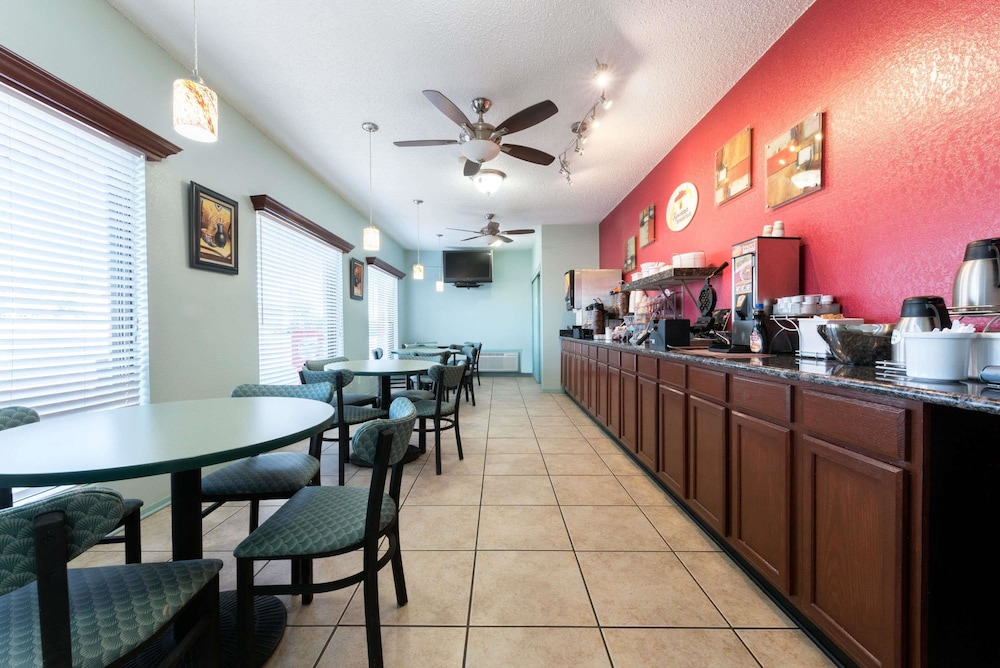 Super 8 by Wyndham Waco/Mall area TX 23/31