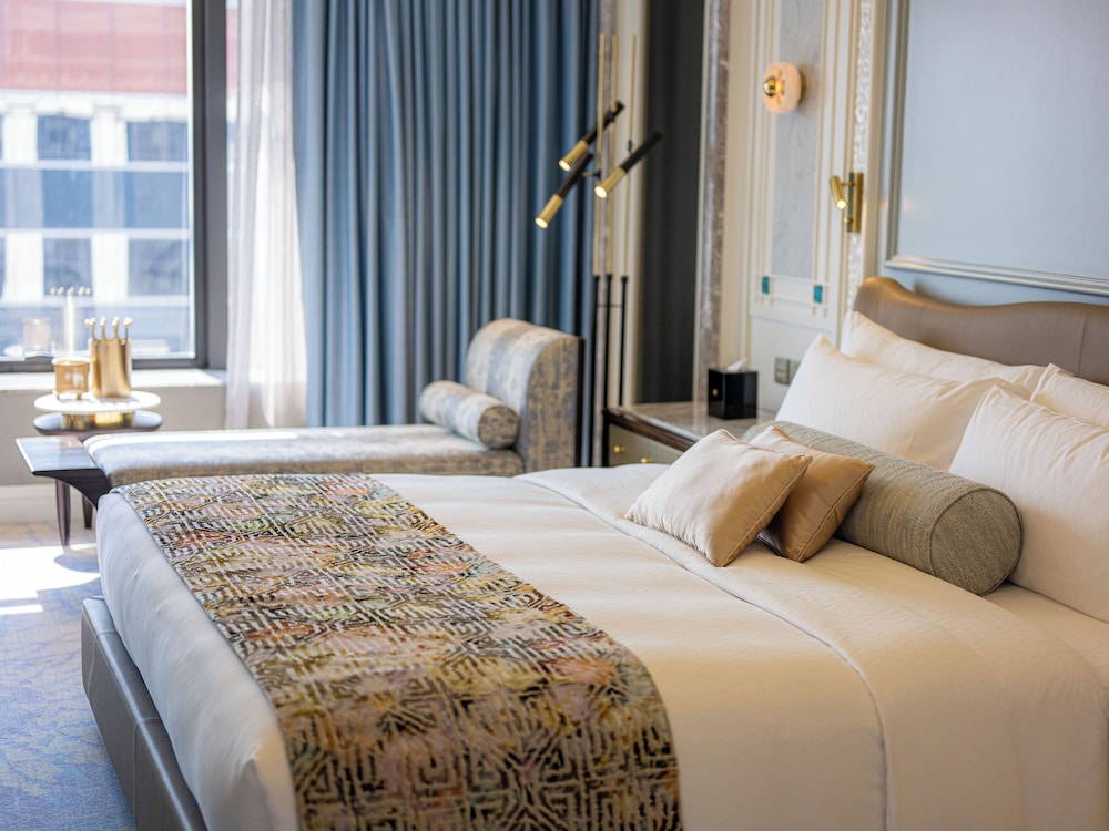 ROYAL, SUITE
